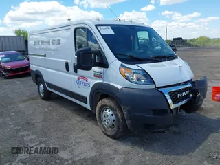 2021 Ram ProMaster Cargo z VIN 3C6LRVVG4ME529686, wystawiony jako IAAI lot #42216599 z przebiegiem 74 985 mil mil oraz . Historia ofert i sprzedaży dostępna na DreamBid. Obrazek 1.