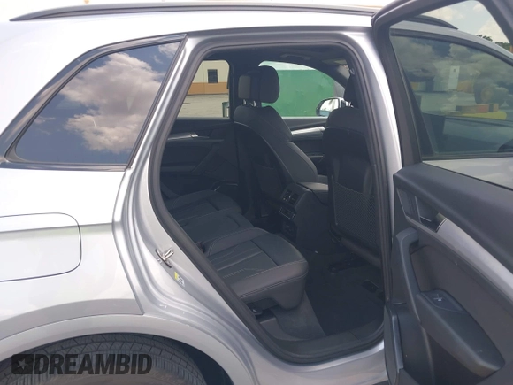 2025 Audi Q5 S line Premium z VIN WA1GAAFYXS2020823, wystawiony jako IAAI lot #42318926 z przebiegiem 9805 mil mil oraz . Historia ofert i sprzedaży dostępna na DreamBid. Obrazek 8.