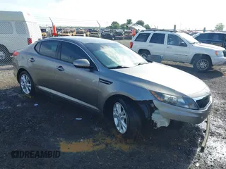 2013 Kia Optima LX z VIN 5XXGM4A70DG098022, wystawiony jako IAAI lot #42367410 z przebiegiem 131 620 mil mil oraz . Historia ofert i sprzedaży dostępna na DreamBid. Obrazek 1.