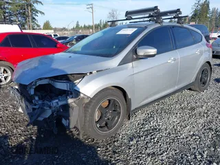 2014 Ford Focus SE z VIN 1FADP3K24EL399942, wystawiony jako IAAI lot #41697216 z przebiegiem 112 393 mil mil oraz . Historia ofert i sprzedaży dostępna na DreamBid. Obrazek 2.