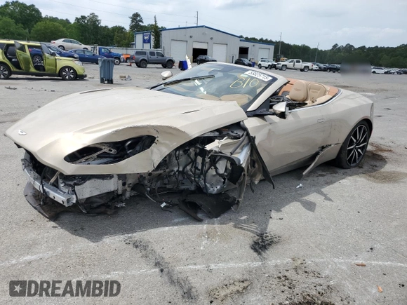 2022 Aston Martin DB11 z VIN SCFRMFCW6NGM11398, wystawiony jako Copart lot #53825715 z przebiegiem Nie podano mil oraz Szkoda całkowita • Salvage title. Historia ofert i sprzedaży dostępna na DreamBid. Obrazek 1.