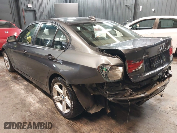 2015 BMW 3 Series 320i xDrive z VIN WBA3C3G57FNS76157, wystawiony jako IAAI lot #42042392 z przebiegiem 93 756 mil mil oraz . Historia ofert i sprzedaży dostępna na DreamBid. Obrazek 3.