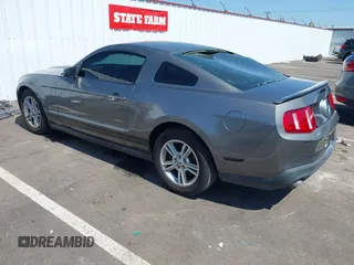 2011 Ford Mustang V6 z VIN 1ZVBP8AMXB5105751, wystawiony jako IAAI lot #42104899 z przebiegiem 70 178 mil mil oraz . Historia ofert i sprzedaży dostępna na DreamBid. Obrazek 3.