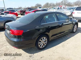 2013 Volkswagen Jetta SE z VIN 3VWDX7AJ2DM438211, wystawiony jako IAAI lot #41500230 z przebiegiem 176 525 mil mil oraz . Historia ofert i sprzedaży dostępna na DreamBid. Obrazek 4.