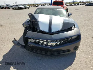 2013 Chevrolet Camaro LS z VIN 2G1FA1E37D9166438, wystawiony jako Copart lot #54959315 z przebiegiem 140 248 mil mil oraz Szkoda całkowita • Salvage title. Historia ofert i sprzedaży dostępna na DreamBid. Obrazek 5.