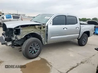 2023 Toyota Tacoma SR5 z VIN 3TMAZ5CNXPM213141, wystawiony jako Copart lot #56695745 z przebiegiem 6021 mil mil oraz Szkody całkowita. Historia ofert i sprzedaży dostępna na DreamBid. Obrazek 1.