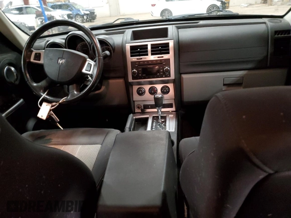 2010 Dodge Nitro SXT z VIN 1D4PT5GK8AW158064, wystawiony jako Copart lot #84274974 z przebiegiem 202 668 mil mil oraz Czysty tytuł • Clean title. Historia ofert i sprzedaży dostępna na DreamBid. Obrazek 8.