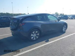 2024 Tesla Model Y Long Range z VIN 7SAYGDEEXRA263444, wystawiony jako IAAI lot #40199252 z przebiegiem 9 540 mil mil oraz . Historia ofert i sprzedaży dostępna na DreamBid. Obrazek 4.