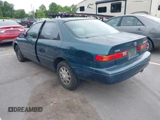 1998 Toyota Camry LE z VIN 4T1BG22K0WU372241, wystawiony jako IAAI lot #42215308 z przebiegiem 136 942 mil mil oraz . Historia ofert i sprzedaży dostępna na DreamBid. Obrazek 3.