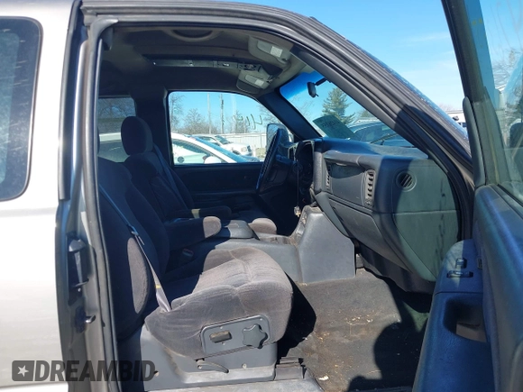 2001 Chevrolet Silverado 2500 with VIN 1GCGK29U21Z121197, listed as a IAAI auction lot 41426355 with 287,575 mi miles. Bid and sale history available at carsss.com. Image 5.