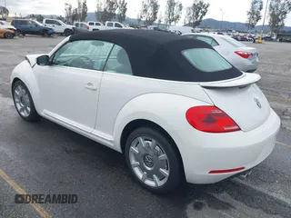 2013 Volkswagen Beetle 2.5L z VIN 3VW5P7AT9DM825439, wystawiony jako IAAI lot #41760907 z przebiegiem 53 649 mil mil oraz . Historia ofert i sprzedaży dostępna na DreamBid. Obrazek 3.