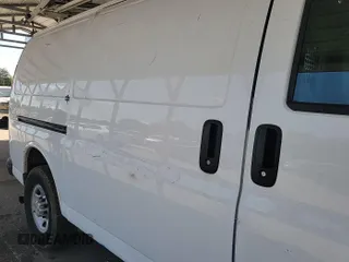 2012 Chevrolet Express Cargo z VIN 1GCWGFCA1C1172288, wystawiony jako IAAI lot #42561380 z przebiegiem 284 734 mil mil oraz . Historia ofert i sprzedaży dostępna na DreamBid. Obrazek 1.