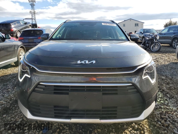 2025 Kia Niro LX with VIN KNDCP3LE3S5215136, listed as a Copart auction lot 43870085 with 3,981 mi miles and Salvage Title. Bid and sale history available at carsss.com. Image 5.