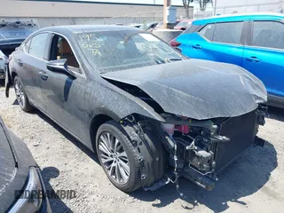 2021 Lexus ES 300h z VIN 58ADA1C11MU009897, wystawiony jako IAAI lot #42131776 z przebiegiem 28 460 mil mil oraz . Historia ofert i sprzedaży dostępna na DreamBid. Obrazek 1.