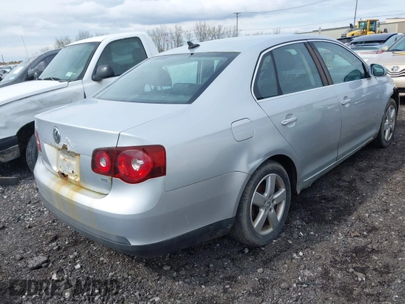 2008 Volkswagen Jetta SE with VIN 3VWRZ71K48M030372, listed as a IAAI auction lot 42182122 with 183,417 mi miles and . Bid and sale history available at DreamBid. Image 4.
