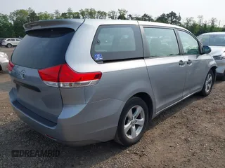 2011 Toyota Sienna z VIN 5TDZK3DC1BS090217, wystawiony jako IAAI lot #42344820 z przebiegiem 135 996 mil mil oraz . Historia ofert i sprzedaży dostępna na DreamBid. Obrazek 4.