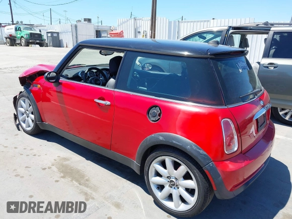 2005 MINI Hardtop z VIN WMWRC33485TJ65604, wystawiony jako IAAI lot #42239566 z przebiegiem 145 149 mil mil oraz . Historia ofert i sprzedaży dostępna na DreamBid. Obrazek 3.