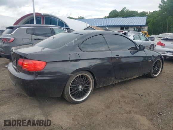 2011 BMW 3 Series 328i z VIN WBAKE3C54BE558827, wystawiony jako Copart lot #58634875 z przebiegiem 126 918 mil mil oraz Czysty tytuł • Clean title. Historia ofert i sprzedaży dostępna na DreamBid. Obrazek 3.