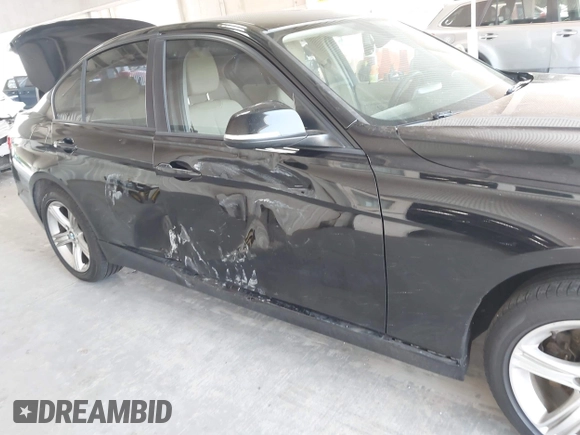 2013 BMW 3 Series 320i xDrive z VIN WBA3C3C56DF982906, wystawiony jako IAAI lot #42395925 z przebiegiem 117 880 mil mil oraz . Historia ofert i sprzedaży dostępna na DreamBid. Obrazek 6.