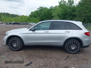 2019 Mercedes-Benz GLC 300 z VIN WDC0G4KB7KV170499, wystawiony jako IAAI lot #42096847 z przebiegiem 81 951 mil mil oraz . Historia ofert i sprzedaży dostępna na DreamBid. Obrazek 14.