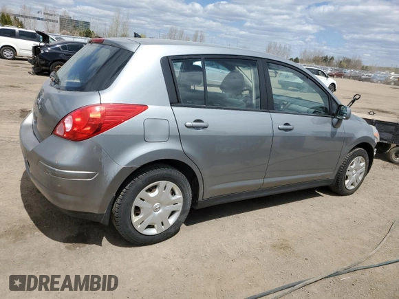 2011 Nissan Versa S z VIN 3N1BC1CP5BL464666, wystawiony jako Copart lot #55729825 z przebiegiem 246 951 mil mil oraz Czysty tytuł • Clean title. Historia ofert i sprzedaży dostępna na DreamBid. Obrazek 3.