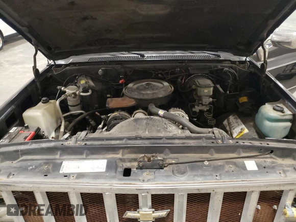 1991 GMC Suburban z VIN 1GKEV16K5MF500359, wystawiony jako Copart lot #81125224 z przebiegiem 177 181 mil mil oraz Czysty tytuł • Clean title. Historia ofert i sprzedaży dostępna na DreamBid. Obrazek 12.