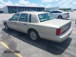 1996 Lincoln Town Car Signature z VIN 1LNLM82W7TY604597, wystawiony jako IAAI lot #42524442 z przebiegiem 245 728 mil mil oraz . Historia ofert i sprzedaży dostępna na DreamBid. Obrazek 3.