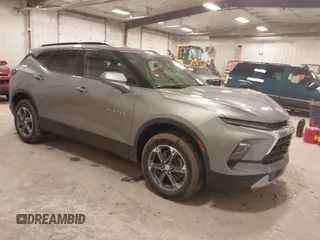 2025 Chevrolet Blazer LT z VIN 3GNKBCR49SS113118, wystawiony jako IAAI lot #42039191 z przebiegiem 15 711 mil mil oraz . Historia ofert i sprzedaży dostępna na DreamBid. Obrazek 1.