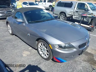 2006 BMW Z4 3.0i z VIN 4USBU33556LW68934, wystawiony jako IAAI lot #41472800 z przebiegiem 108 983 mil mil oraz . Historia ofert i sprzedaży dostępna na DreamBid. Obrazek 1.