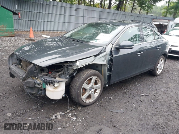 2013 Volvo S60 T5 Premier z VIN YV1612FS3D2230809, wystawiony jako IAAI lot #42526076 z przebiegiem 91 519 mil mil oraz . Historia ofert i sprzedaży dostępna na DreamBid. Obrazek 2.