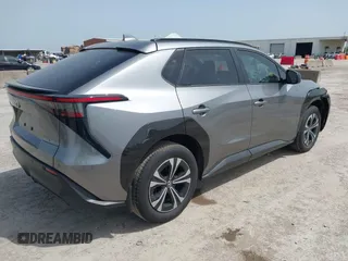 2024 Toyota bZ4X XLE z VIN JTMAAAAA9RA051518, wystawiony jako IAAI lot #42258363 z przebiegiem 2 866 mil mil oraz . Historia ofert i sprzedaży dostępna na DreamBid. Obrazek 4.