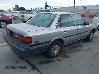 1990 Toyota Camry z VIN 4T1SV24E0LU190211, wystawiony jako IAAI lot #42368986 z przebiegiem 145 167 mil mil oraz . Historia ofert i sprzedaży dostępna na DreamBid. Obrazek 4.