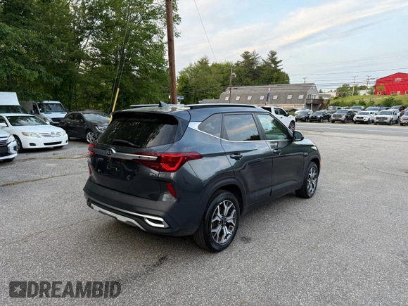 2021 Kia Seltos EX z VIN KNDERCAA6M7135176, wystawiony jako Copart lot #59635315 z przebiegiem 106 872 mil mil oraz Czysty tytuł • Clean title. Historia ofert i sprzedaży dostępna na DreamBid. Obrazek 4.