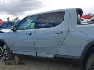 2023 Rivian R1T Adventure z VIN 7FCTGBAA9PN027894, wystawiony jako IAAI lot #42061339 z przebiegiem 5047 mil mil oraz . Historia ofert i sprzedaży dostępna na DreamBid. Obrazek 14.