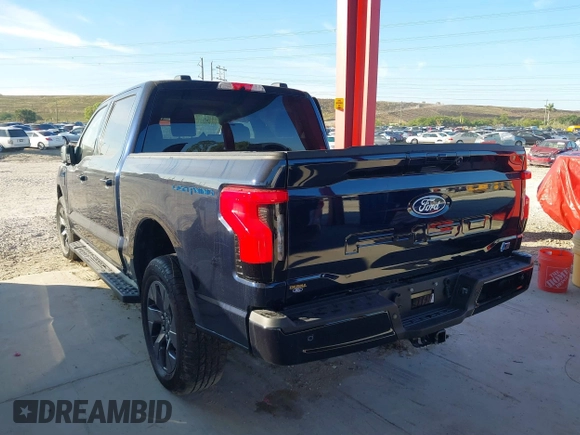 2024 Ford F-150 Lightning z VIN 1FTVW3L72RWG23113, wystawiony jako IAAI lot #41447854 z przebiegiem 1 917 mil mil oraz . Historia ofert i sprzedaży dostępna na DreamBid. Obrazek 3.