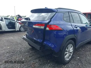 2022 Toyota Corolla Cross LE z VIN 7MUBAAAG0NV011047, wystawiony jako IAAI lot #41996725 z przebiegiem 56 935 mil mil oraz . Historia ofert i sprzedaży dostępna na DreamBid. Obrazek 6.