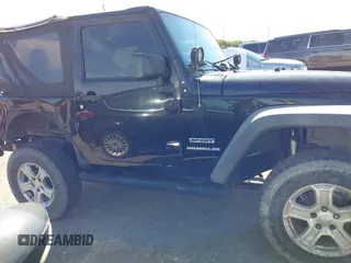 2016 Jeep Wrangler Willys Wheeler z VIN 1C4AJWAG9GL257621, wystawiony jako IAAI lot #41432306 z przebiegiem 84 248 mil mil oraz . Historia ofert i sprzedaży dostępna na DreamBid. Obrazek 13.