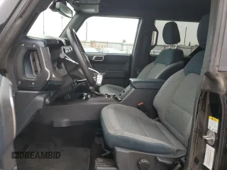 2022 Ford Bronco z VIN 1FMDE5BH2NLB22556, wystawiony jako Copart lot #60717055 z przebiegiem 27 757 mil mil oraz Szkoda całkowita • Salvage title. Historia ofert i sprzedaży dostępna na DreamBid. Obrazek 7.