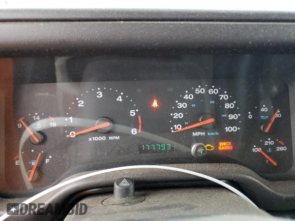 2002 Jeep Wrangler X z VIN 1J4FA39S32P767598, wystawiony jako Copart lot #55974555 z przebiegiem 177 793 mil mil oraz Czysty tytuł • Clean title. Historia ofert i sprzedaży dostępna na DreamBid. Obrazek 9.