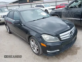 2013 Mercedes-Benz C 250 Sport z VIN WDDGF4HB0DR296803, wystawiony jako IAAI lot #42286512 z przebiegiem 219 384 mil mil oraz . Historia ofert i sprzedaży dostępna na DreamBid. Obrazek 1.