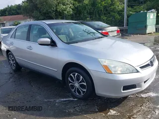 2007 Honda Accord LX z VIN 1HGCM56427A095143, wystawiony jako IAAI lot #42477729 z przebiegiem 276 789 mil mil oraz . Historia ofert i sprzedaży dostępna na DreamBid. Obrazek 1.