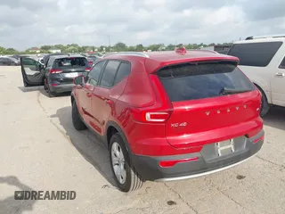 2022 Volvo XC40 Momentum z VIN YV4AC2HK5N2748975, wystawiony jako IAAI lot #42193600 z przebiegiem 50 663 mil mil oraz . Historia ofert i sprzedaży dostępna na DreamBid. Obrazek 3.