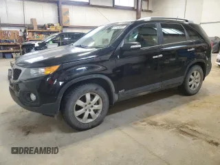2012 Kia Sorento LX z VIN 5XYKTCA62CG209291, wystawiony jako Copart lot #57133005 z przebiegiem 423 888 mil mil oraz Czysty tytuł • Clean title. Historia ofert i sprzedaży dostępna na DreamBid. Obrazek 1.