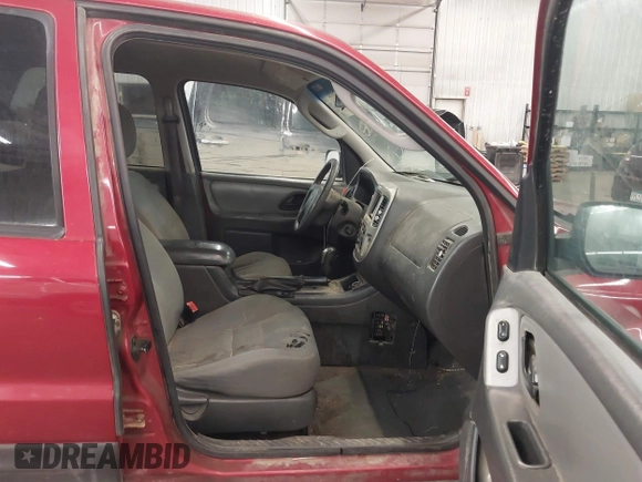 2006 Ford Escape XLT with VIN 1FMYU93176KD47219, listed as a IAAI auction lot 41785112 with 247,175 mi miles. Bid and sale history available at carsss.com. Image 5.