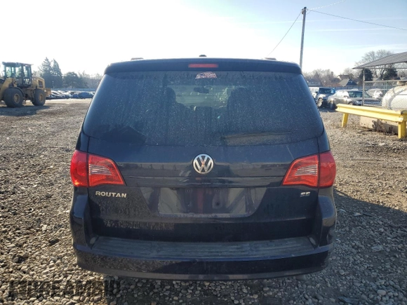 2014 Volkswagen Routan SE with VIN 2C4RVABG1ER134831, listed as a Copart auction lot 84247044 with 111,982 mi miles and Non repairable. Bid and sale history available at DreamBid. Image 6.