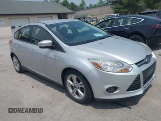 2014 Ford Focus SE z VIN 1FADP3K28EL125403, wystawiony jako IAAI lot #42494248 z przebiegiem 129 244 mil mil oraz . Historia ofert i sprzedaży dostępna na DreamBid. Obrazek 1.
