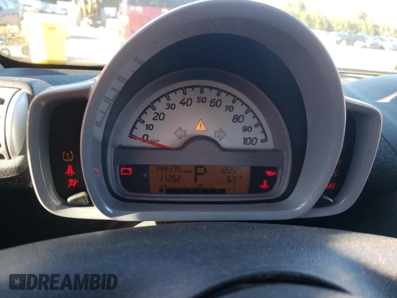 2008 Smart fortwo Pure z VIN WMEEJ31X78K128849, wystawiony jako Copart lot #44351215 z przebiegiem 144 175 mil mil oraz Tytuł czysty. Historia ofert i sprzedaży dostępna na DreamBid. Obrazek 9.