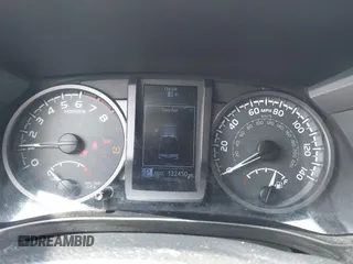 2018 Toyota Tacoma SR5 z VIN 5TFAZ5CN2JX064452, wystawiony jako IAAI lot #41945468 z przebiegiem 132 450 mil mil oraz . Historia ofert i sprzedaży dostępna na DreamBid. Obrazek 7.