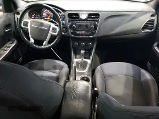 2014 Chrysler 200 Touring z VIN 1C3CCBBB3EN171841, wystawiony jako Copart lot #51232055 z przebiegiem 237 122 mil mil oraz Szkody całkowita. Historia ofert i sprzedaży dostępna na DreamBid. Obrazek 8.