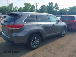 2019 Toyota Highlander SE z VIN 5TDJZRFHXKS586184, wystawiony jako IAAI lot #42414798 z przebiegiem 165 814 mil mil oraz . Historia ofert i sprzedaży dostępna na DreamBid. Obrazek 4.